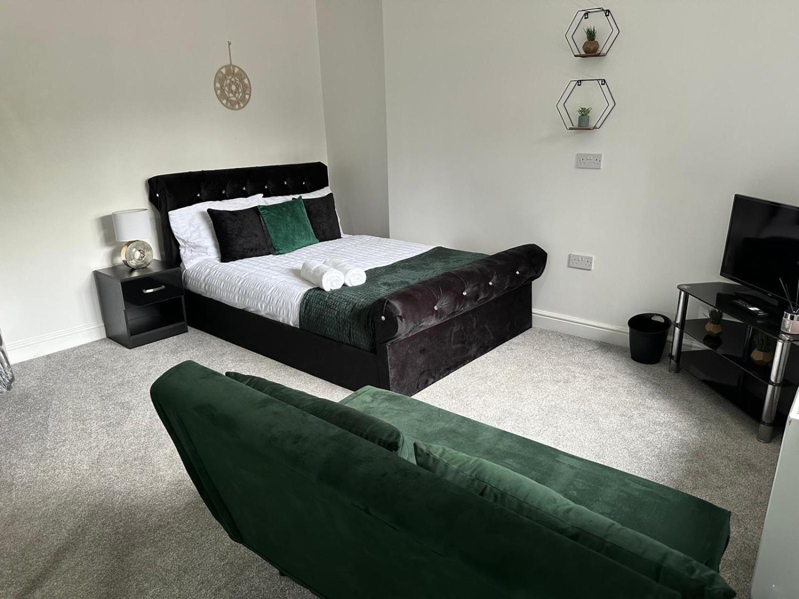 Shm Stays Ensuite Rooms Great For Long Term Stays & Short Stays 15 Min Drive To City Centre & Airport 5 Min Walk To Shops And Train Station 10 Mins To High Street Birmingham Extérieur photo